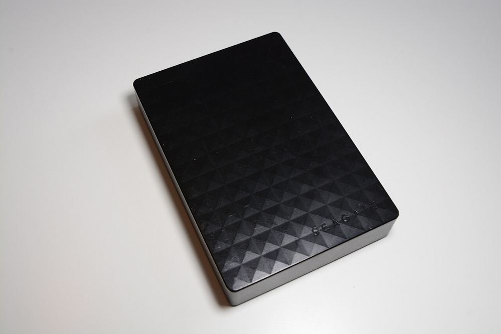 Disco duro externo portátil sobre una mesa