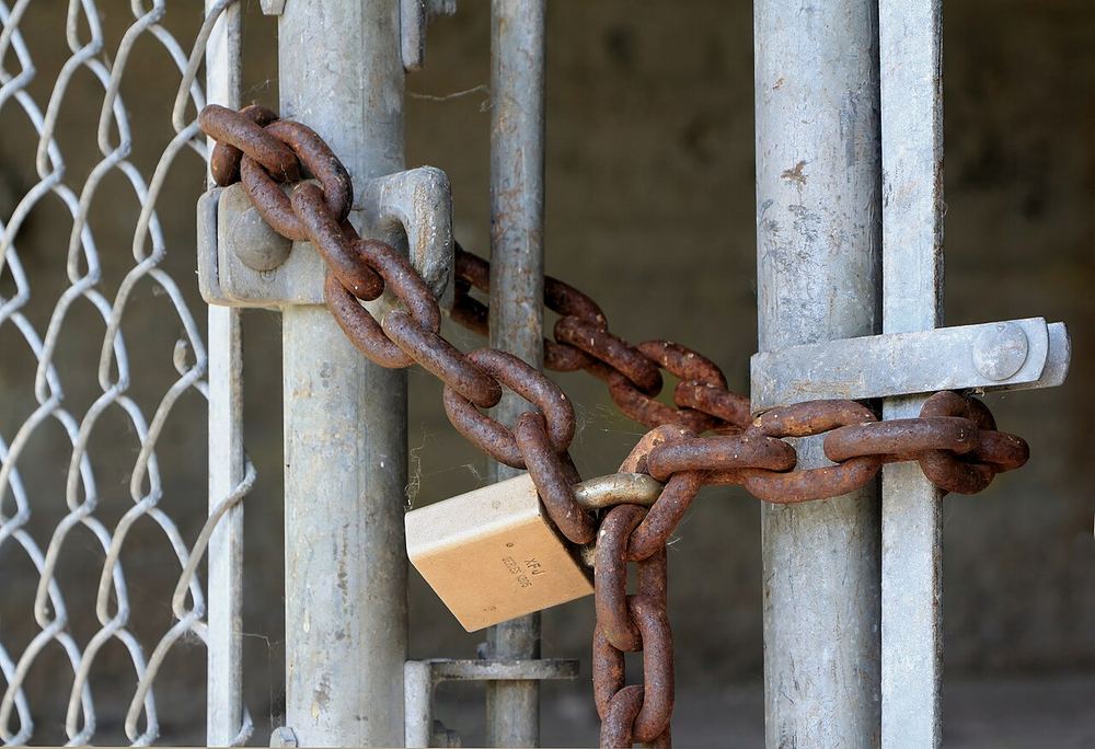 Candado metálico cerrado, símbolo de una cuenta protegida