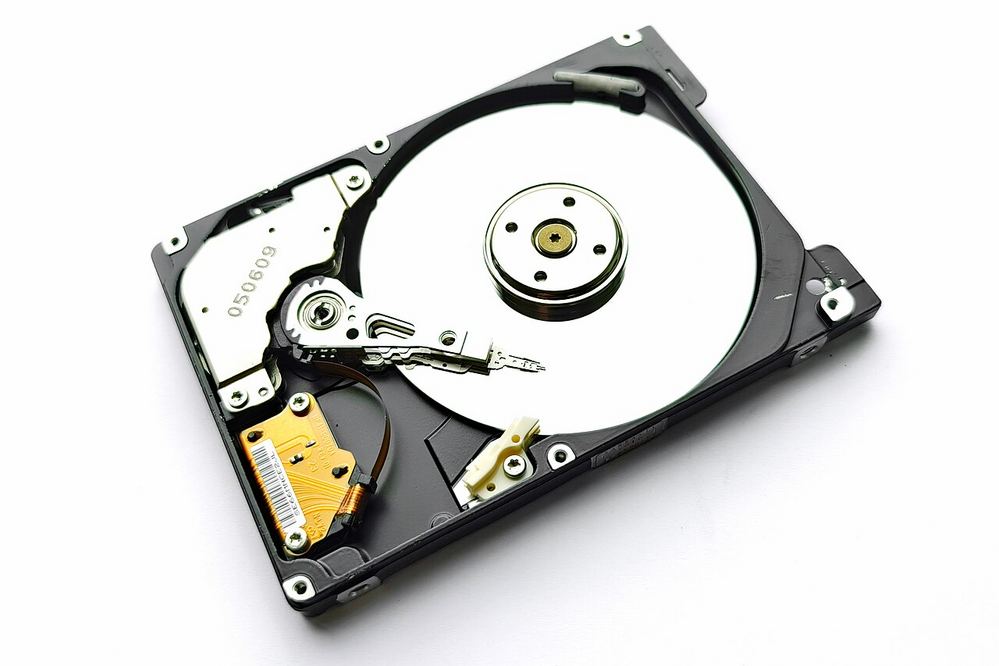 Plato magnético de un disco duro abierto