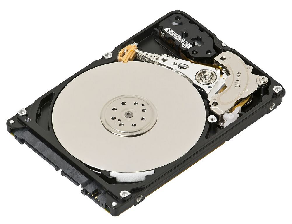 Disco duro de un portátil al descubierto durante una reparación
