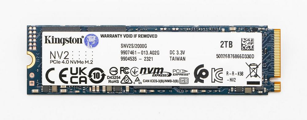 Unidad SSD NVMe moderna, mucho más pequeña y rápida que un disco mecánico
