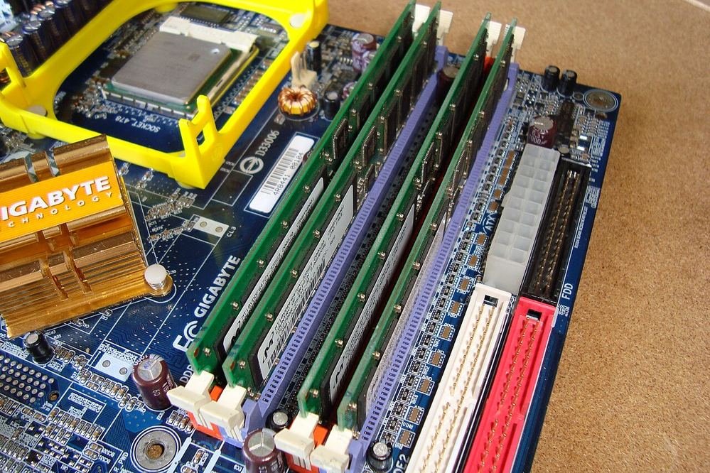 Módulos de memoria RAM instalados en una placa base