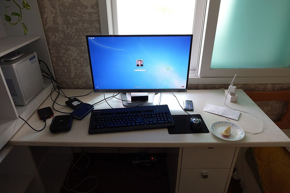 Ordenador de sobremesa con Windows encendido sobre un escritorio
