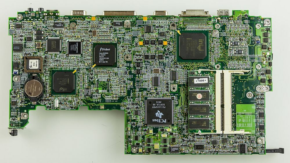 Placa base de un ordenador con sus circuitos y conectores