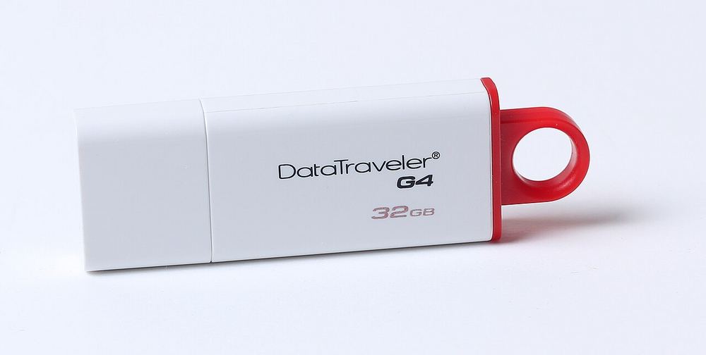 Memoria USB junto a un teclado, útil para copias pequeñas y rápidas