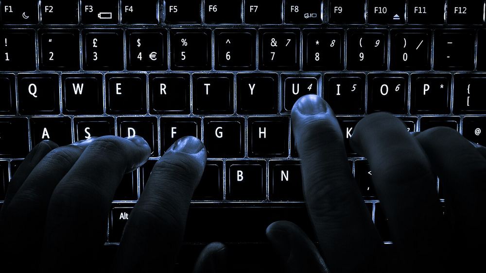 Teclado retroiluminado en la oscuridad